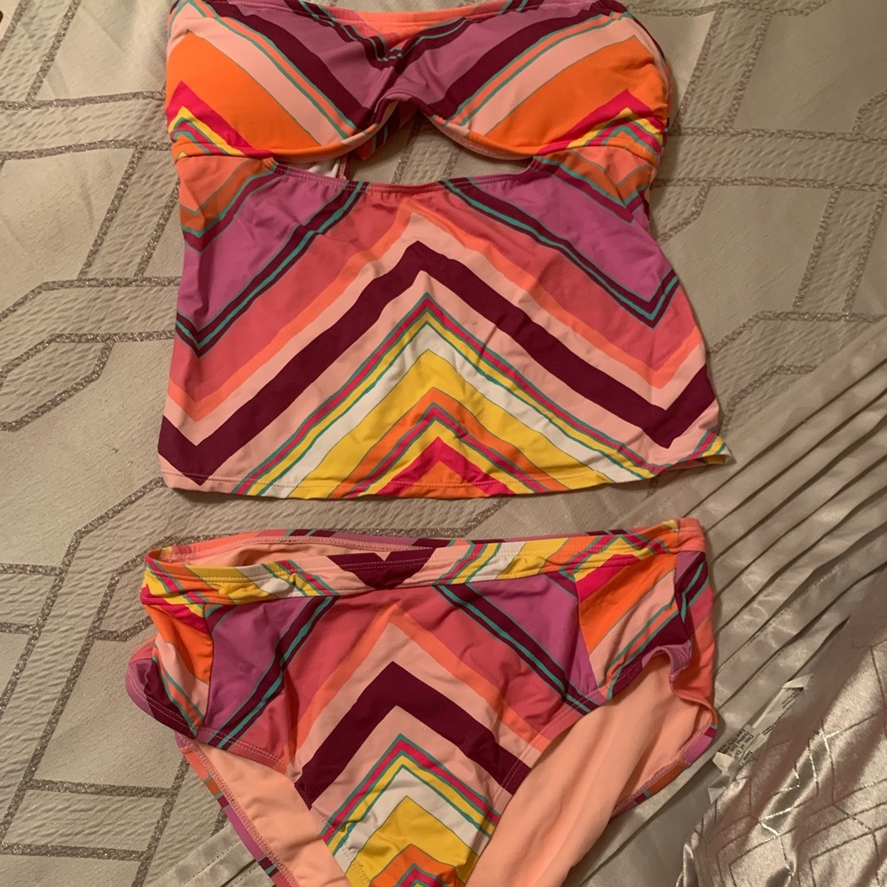 New Gibson latimer swim top and bottom. Top has detachable straps with back bow.